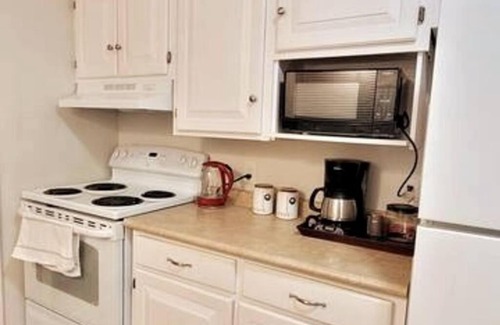 Norland Casa | Pines Bay Waterfront cottage with Hot tub!