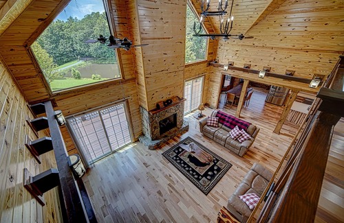 Hayesville Cabina | Pines Lodge - with a private pond & lake Views