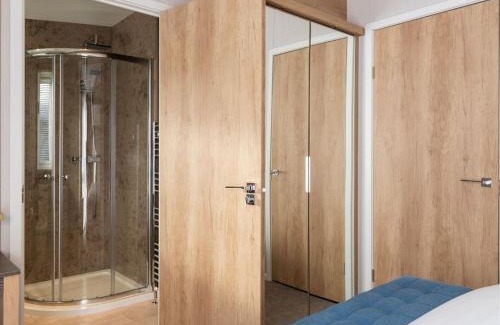 Wells-next-the-Sea Cabina | Pinewoods Saltmarsh Lodge sleeps 7 – no.3