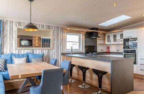 Wells-next-the-Sea Cabina | Pinewoods Saltmarsh Lodge no.2 sleeps 7 – no dogs