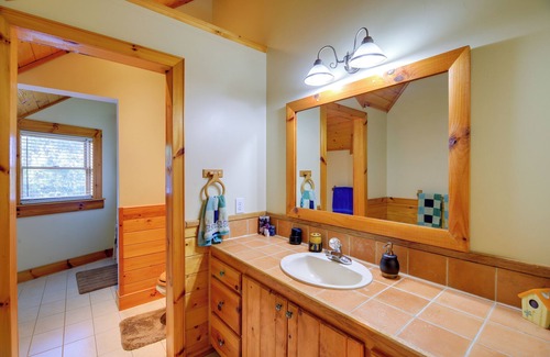 Piney Creek Cabina | Piney Creek Cabin w/ Deck, Grill & Mountain Views!