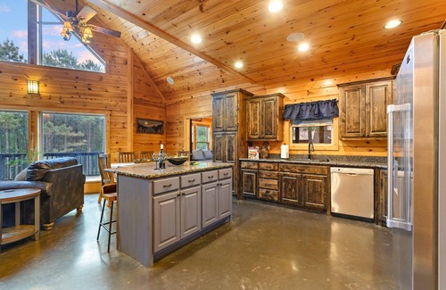 Hochatown Cabina | Piney Forest Retreat - Hot Tub, Firepit, Foosball, Arcade Table, Pool Table
