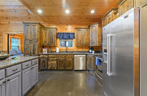 Hochatown Cabina | Piney Forest Retreat - Hot Tub, Firepit, Foosball, Arcade Table, Pool Table
