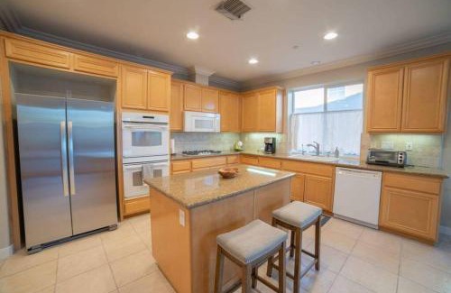 Placentia Casa | Ping Pong, A/C, Netflix, Grill, Jacuzzi Tub, W/D
