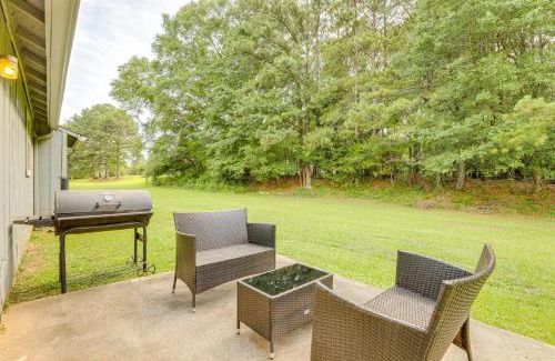 Lithonia Casa | Ping-Pong and Pool Table Peaceful Stonecrest Escape