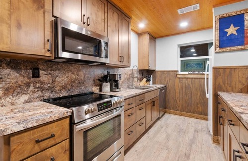 Dripping Springs Apartamento | Ping Pong and Foosball; kitchen and bathrooms shared amenities