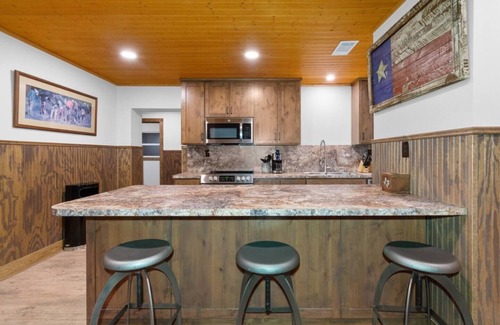 Dripping Springs Apartamento | Ping Pong and Foosball; kitchen and bathrooms shared amenities