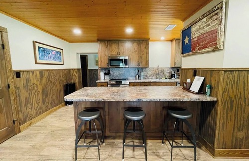 Dripping Springs Apartamento | Ping Pong and Foosball; kitchen and bathrooms shared amenities