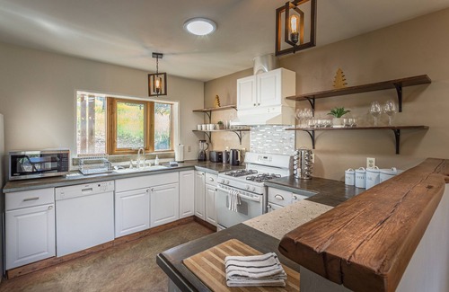 Three Rivers Casa | Ping pong, fire pit, record player, & more! Sleeps 8