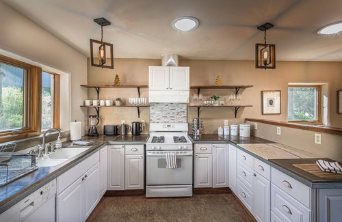 Three Rivers Casa | Ping pong, fire pit, record player, & more! Sleeps 8