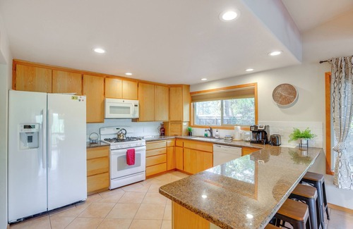 Deschutes River Woods Cabina | Ping-Pong & Private Hot Tub: Family Cabin in Bend!