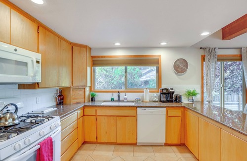 Deschutes River Woods Cabina | Ping-Pong & Private Hot Tub: Family Cabin in Bend!