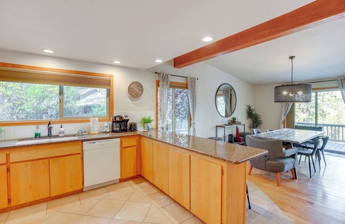Deschutes River Woods Cabina | Ping-Pong & Private Hot Tub: Family Cabin in Bend!