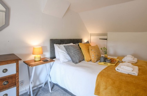 Diss Cabaña | PINK COTTAGE, STRADBROKE, pet friendly, with open fire in Stradbroke