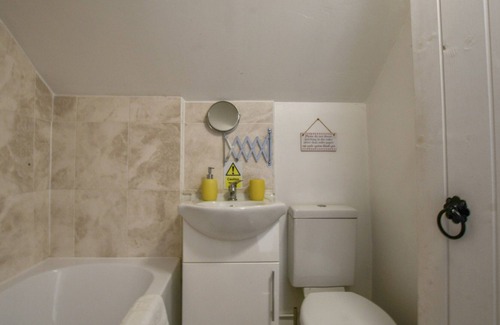 Diss Cabaña | PINK COTTAGE, STRADBROKE, pet friendly, with open fire in Stradbroke