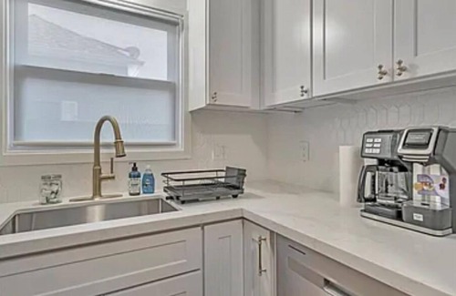 Livermore Casa | Pink Door, Livermore v2 - queen bed - private backyard - 0.5miles to downtown!