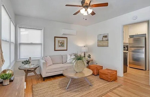 Livermore Casa | Pink Door, Livermore v2 - queen bed - private backyard - 0.5miles to downtown!