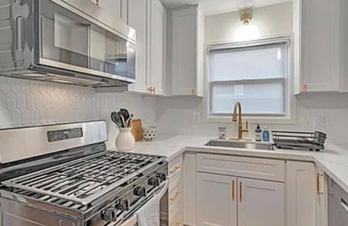 Livermore Casa | Pink Door, Livermore v2 - queen bed - private backyard - 0.5miles to downtown!