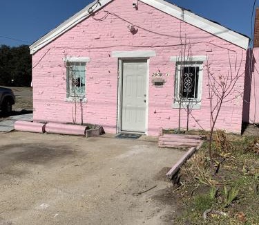 Norfolk - Virginia Beach Casa | Pink Flamingo at the Beach cottage