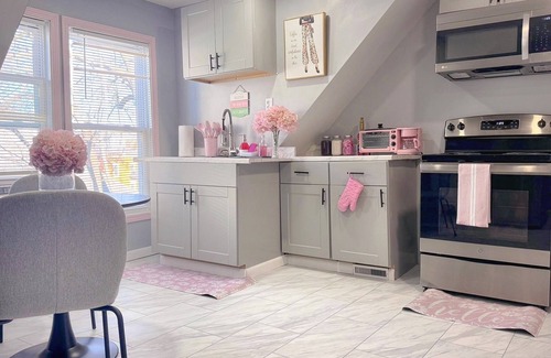 Southside Apartamento | Pink Paradise! Cozy Getaway near SU!