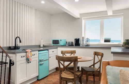 Capitola Apartamento | Pink Venetian (Lower Unit)