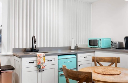 Capitola Apartamento | Pink Venetian (Lower Unit)