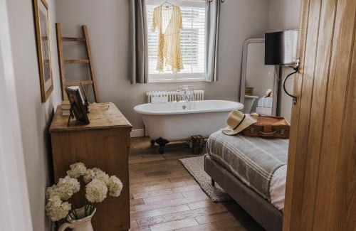 Whippingham Cabina | Pinkmead Estate and Vineyard