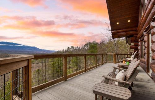 Pittman Center Casa | Pinnacle Chalet by AvantStay Luxury Cabin w Panoramic Views Fireplace Game Room