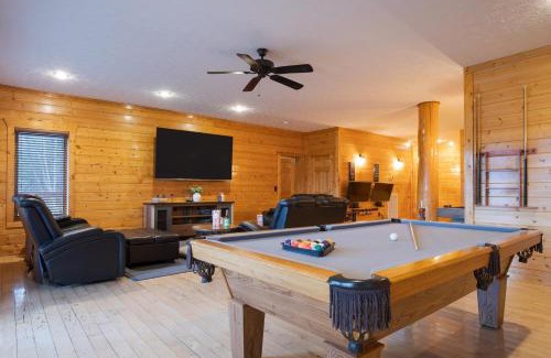 Pittman Center Casa | Pinnacle Chalet by AvantStay Luxury Cabin w Panoramic Views Fireplace Game Room