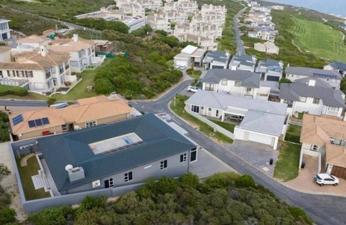 Pinnacle Point Casa | Pinnacle Golf Estate: 4-Bedroom, 5-Bed Modern Luxury with Sweeping Ocean Views.