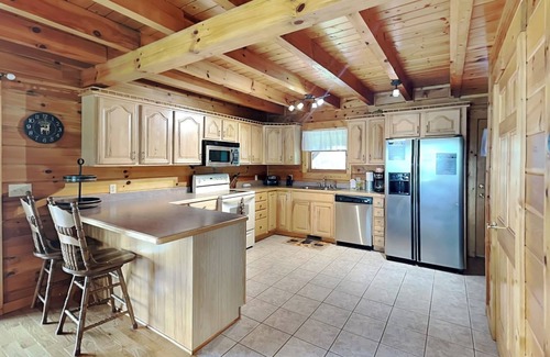 Union Grove Cabina | Pinnacle Place | Wraparound Deck w. Lake Views + Game Room
