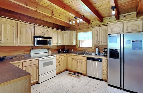 Union Grove Cabina | Pinnacle Place | Wraparound Deck w. Lake Views + Game Room