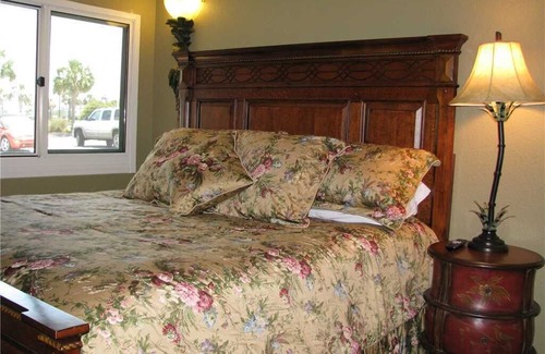 Sunnyside Condominio | Pinnacle Port Vacation Rentals- C2 building, 2 bdr. 2 bath Gulf Front Ground Floor condo!