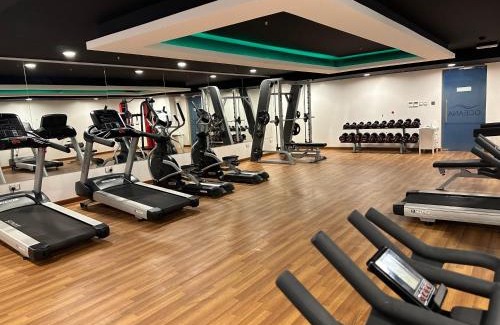 Al Ghubrah Ash Shamaliyyah Apartamento | Pinnacle Row 2-Bedroom Retreat