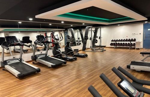 Al Ghubrah Ash Shamaliyyah Apartamento | Pinnacle Row 2-Bedroom Retreat
