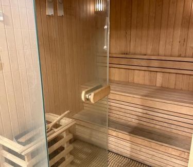 Al Ghubrah Ash Shamaliyyah Apartamento | Pinnacle Row 2-Bedroom Retreat