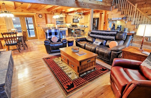 West Jefferson Cabina | Pinnacle Tree-4BR, Hot Tub, Game Room, VIEWS, AC, WIFI, Fire Pit, Pets OK