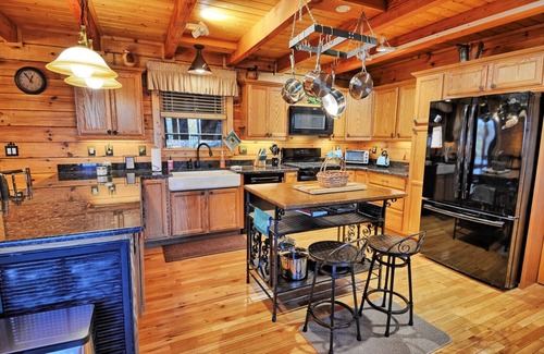 West Jefferson Cabina | Pinnacle Tree-4BR, Hot Tub, Game Room, VIEWS, AC, WIFI, Fire Pit, Pets OK