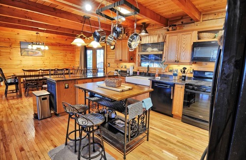 West Jefferson Cabina | Pinnacle Tree-4BR, Hot Tub, Game Room, VIEWS, AC, WIFI, Fire Pit, Pets OK