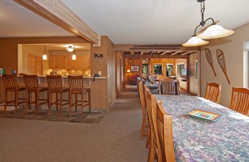 Bunker Tract Casa | Pioneer Lake View- 4BR Easy Walk to Town Private Hot Tub - Sleeps 11