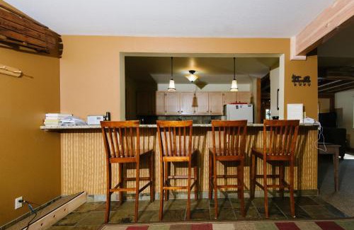 Bunker Tract Casa | Pioneer Lake View- 4BR Easy Walk to Town Private Hot Tub - Sleeps 11