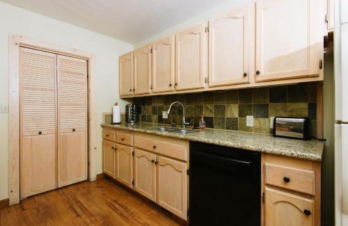 Bunker Tract Casa | Pioneer Lake View- 4BR Easy Walk to Town Private Hot Tub - Sleeps 11