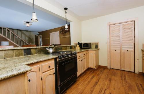 Bunker Tract Casa | Pioneer Lake View- 4BR Easy Walk to Town Private Hot Tub - Sleeps 11