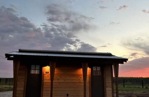 Poweshiek County Cabina | Pioneer's Dream~1883 Inspired~Covered Wagon~BISON~Heat and A/C