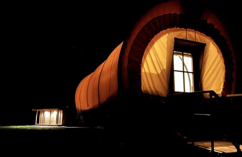 Poweshiek County Cabina | Pioneer's Dream~1883 Inspired~Covered Wagon~BISON~Heat and A/C