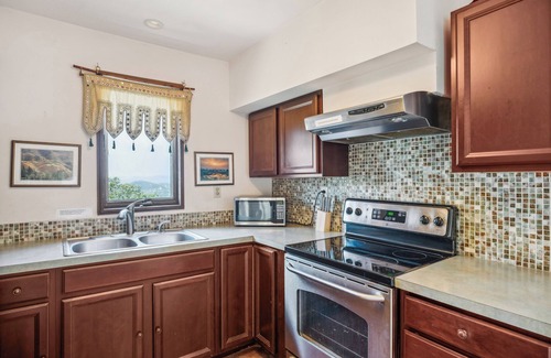 Pipe Creek Casa | Pipe Creek Escape w/ Screened-In Porch & Hot Tub!