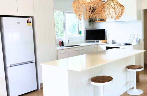 Papamoa Beach Casa | Pipis' Beach House, Papamoa beach, 5 minute walk to the sea. Pet friendly.