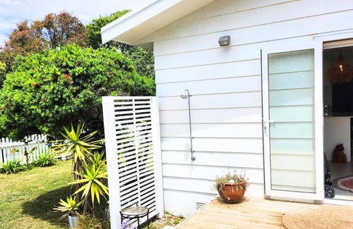 Papamoa Beach Casa | Pipis' Beach House, Papamoa beach, 5 minute walk to the sea. Pet friendly.