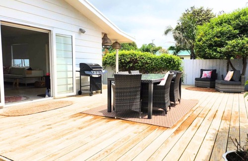 Papamoa Beach Casa | Pipis' Beach House, Papamoa beach, 5 minute walk to the sea. Pet friendly.
