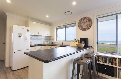 Wallabi Point Casa | Pippies on the Beach Wallabi Pt. Beach over the road. Incl sheets & bath towels!